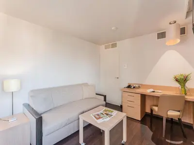 Coin salon dans l'établissement Residhome Nantes Berges De La Loire