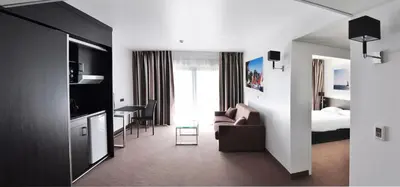 Télévision ou salle de divertissement dans l'établissement Golden Tulip Pornic Suites- Appart Hotel