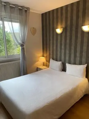 Un ou plusieurs lits dans un hébergement de l'établissement Hôtel Restaurant Logis Coté Lac