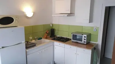 Cuisine ou kitchenette dans l'établissement Gite Duguesclin