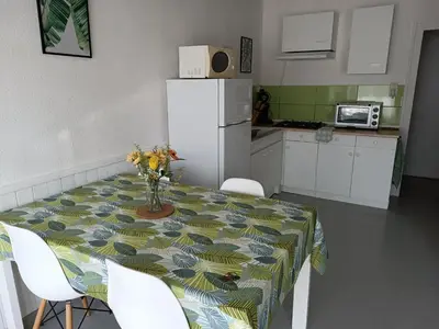Cuisine ou kitchenette dans l'établissement Gite Duguesclin