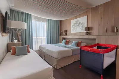 Un ou plusieurs lits dans un hébergement de l'établissement Logis Hôtel Le Calluna Restaurant La Flottille