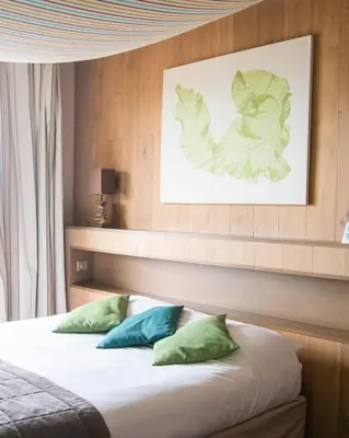 Un ou plusieurs lits dans un hébergement de l'établissement Logis Hôtel Le Calluna Restaurant La Flottille