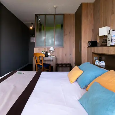 Un ou plusieurs lits dans un hébergement de l'établissement Logis Hôtel Le Calluna Restaurant La Flottille