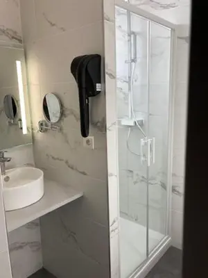Salle de bains dans l'établissement Hôtel Coeur De Loire