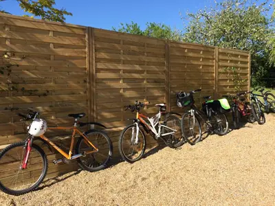 Vélo sur le terrain de l'établissement Chambres d'hôtes de La Roche ou dans les environs