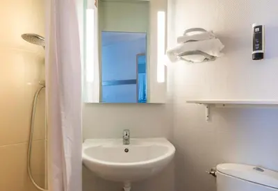 Salle de bains dans l'établissement B&B HOTEL Angers 2 Université