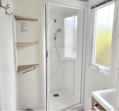 Salle de bains dans l'établissement Mobil-homes proche de l'océan