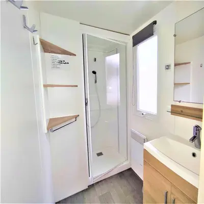 Salle de bains dans l'établissement Mobil-homes proche de l'océan