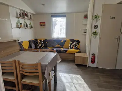 Coin salon dans l'établissement Mobil-homes proche de l'océan