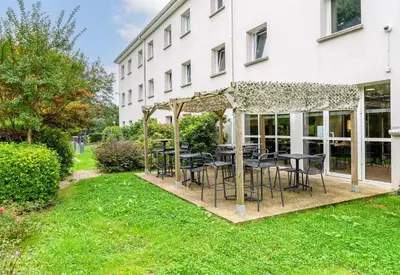 Jardin de l'établissement B&B HOTEL Nantes Atlantis Le Zénith 3 étoiles