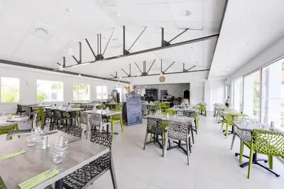 Restaurant ou autre lieu de restauration dans l'établissement Vent d'Eden Park Hôtel