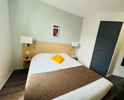 Un ou plusieurs lits dans un hébergement de l'établissement The Originals City, Hotel Novella Confort, Nantes Est