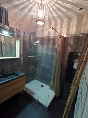 Salle de bains dans l'établissement Au Saint Martin