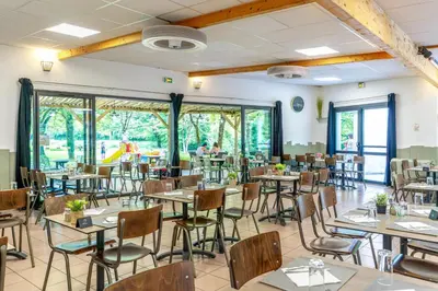 Restaurant ou autre lieu de restauration dans l'établissement Camping Capfun La Bretèche