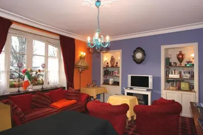 Télévision ou salle de divertissement dans l'établissement Cit'Hotel Marie Stuart