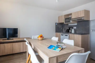 Cuisine ou kitchenette dans l'établissement Résidence Odalys Domaine des Pins - Bois de la Chaise