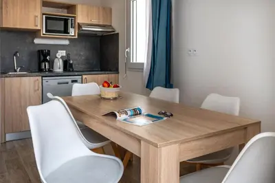 Cuisine ou kitchenette dans l'établissement Résidence Odalys Domaine des Pins - Bois de la Chaise