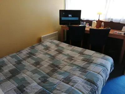 Télévision ou salle de divertissement dans l'établissement Kyriad Angers Sud Ponts-De-Cé