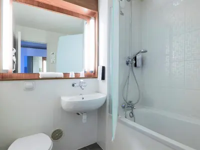 Salle de bains dans l'établissement Campanile Nantes ~ Rezé Aéroport