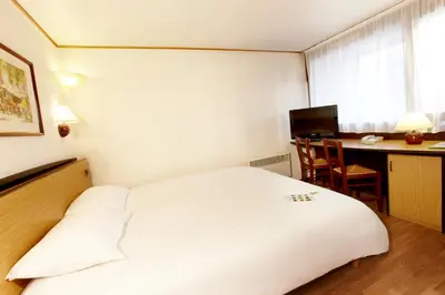 Télévision ou salle de divertissement dans l'établissement Campanile Cholet
