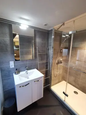 Salle de bains dans l'établissement Au Saint Martin 2