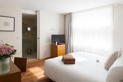 Télévision ou salle de divertissement dans l'établissement Hôtel La Pérouse