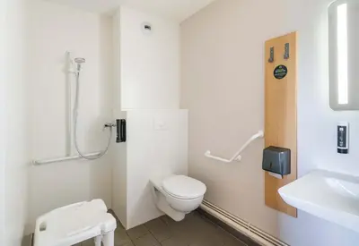Salle de bains dans l'établissement B&B HOTEL Angers Parc Expos