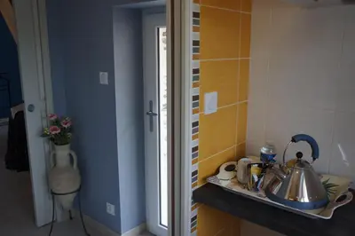 Cuisine ou kitchenette dans l'établissement La chambre du harpiste