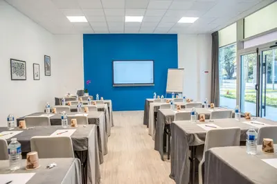 Espace de conférence ou salle de réunion dans l'établissement B&B HOTEL Saint-Nazaire Pornichet