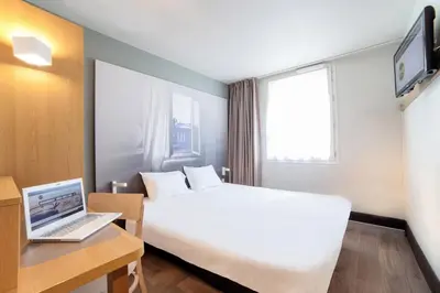 Télévision ou salle de divertissement dans l'établissement B&B HOTEL Nantes Rezé St Sébastien