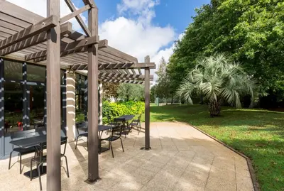 Jardin de l'établissement Hôtel Oceania Nantes Aéroport