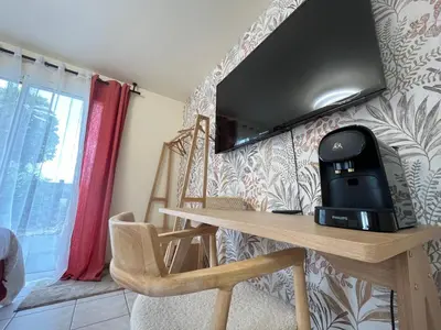 Télévision ou salle de divertissement dans l'établissement Au Petit Bignon