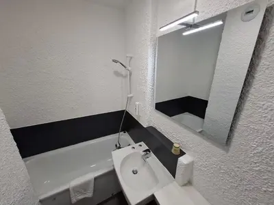 Salle de bains dans l'établissement Cit'Hôtel Le Quai 9