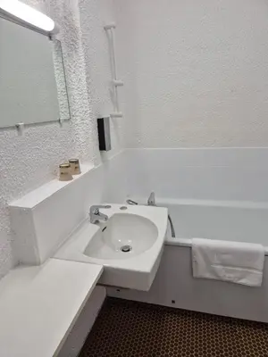 Salle de bains dans l'établissement Cit'Hôtel Le Quai 9