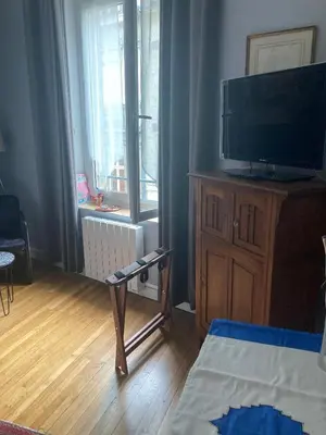 Télévision ou salle de divertissement dans l'établissement Chambre d'hôtes La grotte de Voltaire