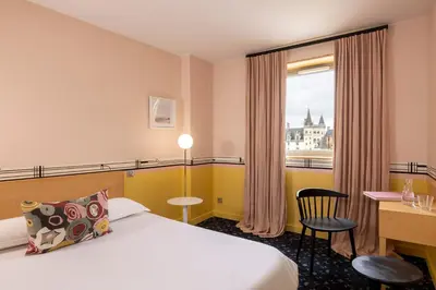 Un ou plusieurs lits dans un hébergement de l'établissement LHotel - face au château - boutique hôtel et séminaires