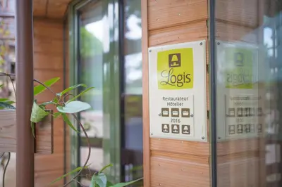 Certificat, récompense, panneau ou autre document affiché dans l'établissement Logis Hôtel Domaine du Moulin Cavier - Restaurants & Spa