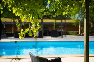 Piscine de l'établissement Logis Hôtel Domaine du Moulin Cavier - Restaurants & Spa ou située à proximité