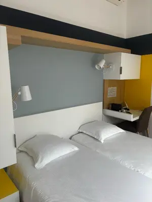 Un ou plusieurs lits dans un hébergement de l'établissement Logis Hôtel Domaine du Moulin Cavier - Restaurants & Spa