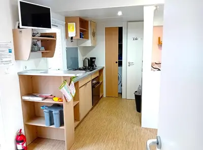 Cuisine ou kitchenette dans l'établissement Bungalow confortable à Saint-Jean-de-Monts avec piscine
