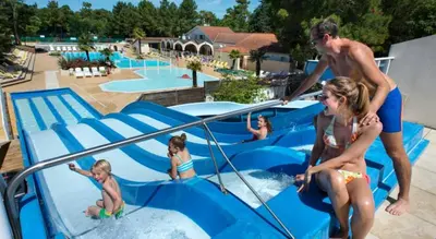Piscine de l'établissement Bungalow confortable à Saint-Jean-de-Monts avec piscine ou située à proximité
