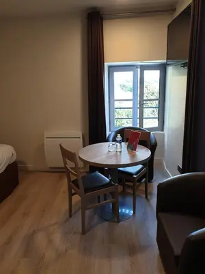 Coin salon dans l'établissement L'Hotellerie de la Toile à Beurre