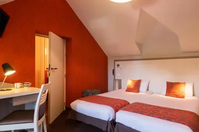 Un ou plusieurs lits dans un hébergement de l'établissement Domaine Le Martinet, The Originals Relais