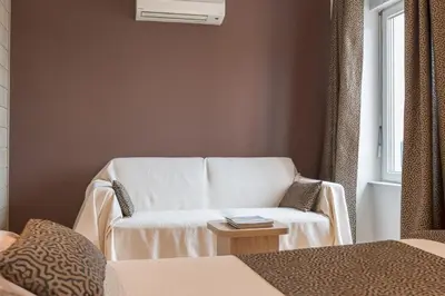 Un ou plusieurs lits dans un hébergement de l'établissement Logis Hotels - Au Poisson d'Argent - Hôtel 3 étoiles et restaurant