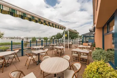Restaurant ou autre lieu de restauration dans l'établissement Logis Hotels - Au Poisson d'Argent - Hôtel 3 étoiles et restaurant