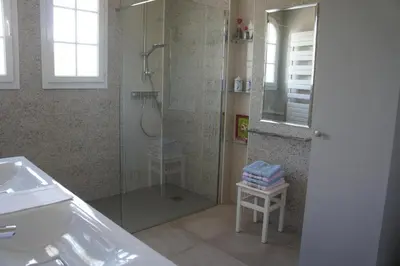 Salle de bains dans l'établissement Chez Bernadou