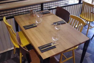 Restaurant ou autre lieu de restauration dans l'établissement Logis Hotel Le Chêne Vert
