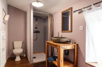 Salle de bains dans l'établissement Le Logis Du Prieure