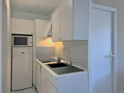 Cuisine ou kitchenette dans l'établissement Holiday Home Hameau Océan-1 by Interhome